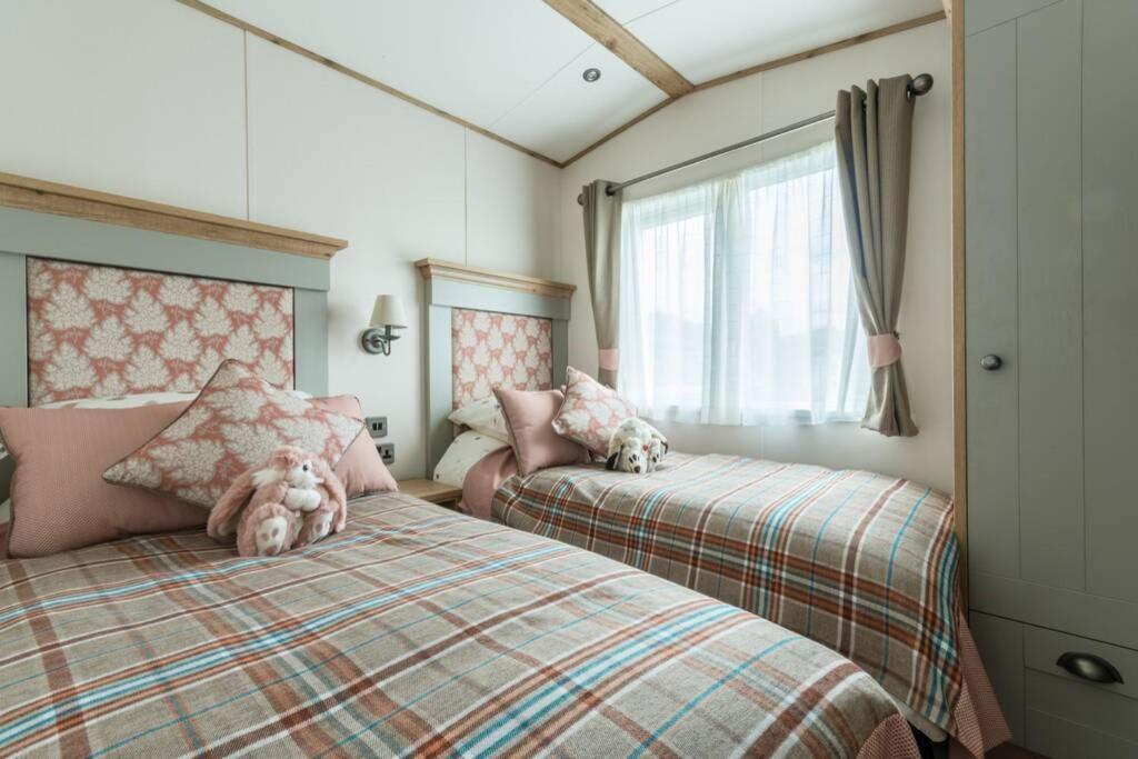 The Warren Villa เซาธ์เซอร์นีย์ ภายนอก รูปภาพ